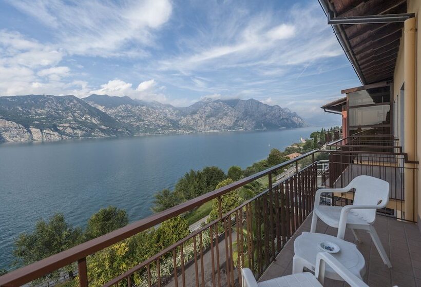 Superior room with lake view, Villa Carmen