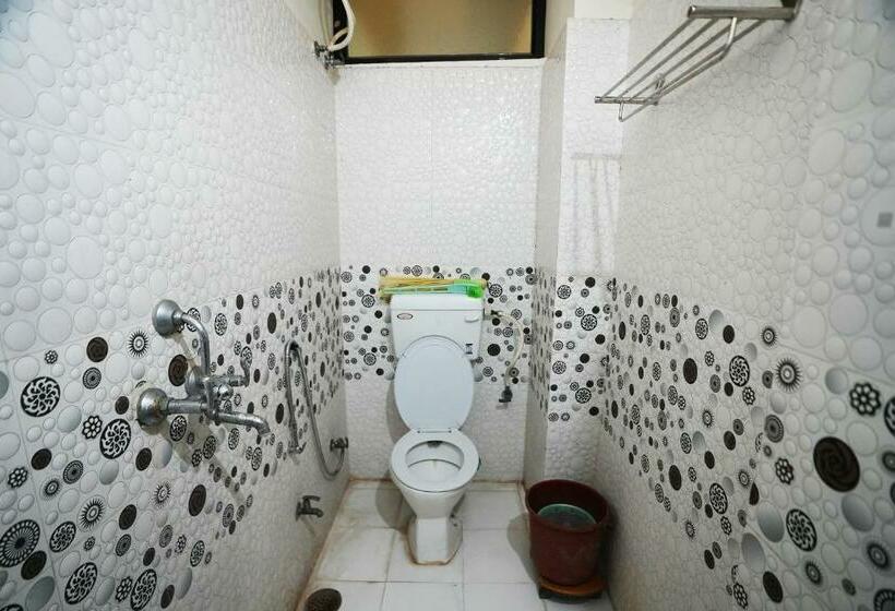Quarto Deluxe, Lotus Inn Near Udaipur City Railway Station