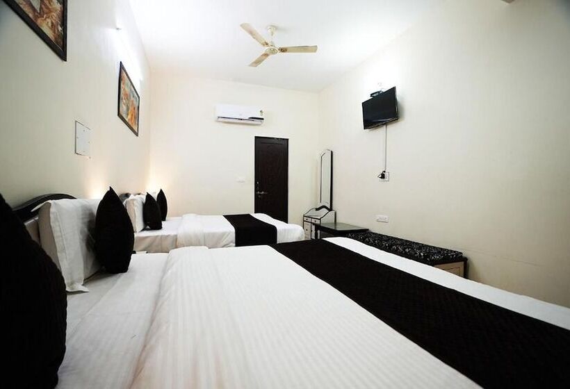 Семейный Номер, Lotus Inn Near Udaipur City Railway Station