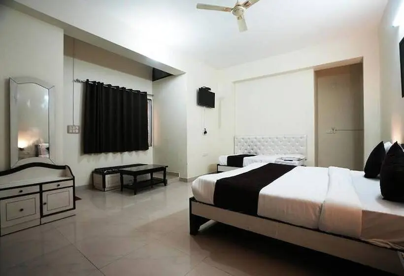 Deluxe Kolmen Hengen Huone, Lotus Inn Near Udaipur City Railway Station