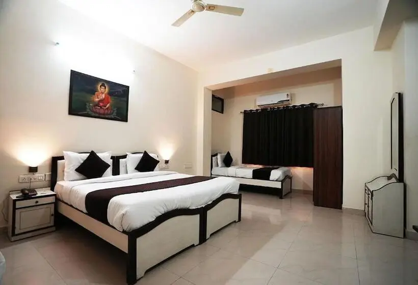Deluxe Kolmen Hengen Huone, Lotus Inn Near Udaipur City Railway Station