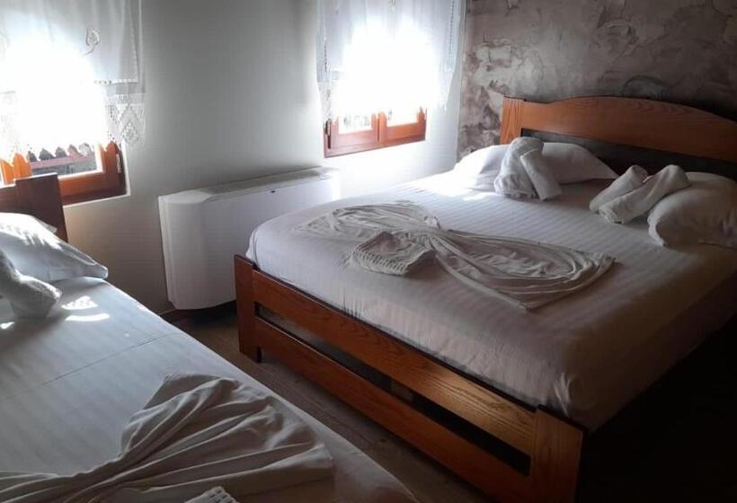 חדר סטנדרט לשלושה עם מרפסת, Bujtina Te Xhako