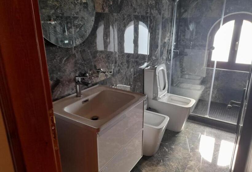 חדר סטנדרט לשלושה עם מרפסת, Bujtina Te Xhako