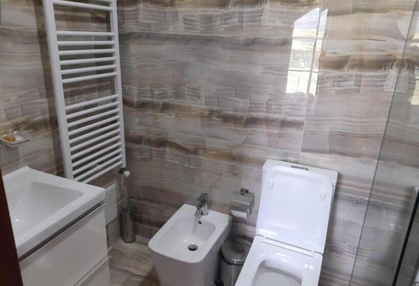 חדר סופריור, Bujtina Te Xhako