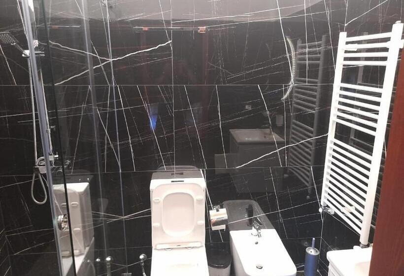 חדר משפחתי, Bujtina Te Xhako