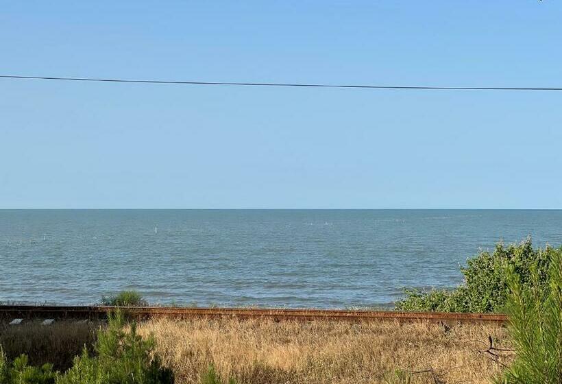 ویلای 1 خوابه با چشم‌انداز دریا, Riva Seaside House