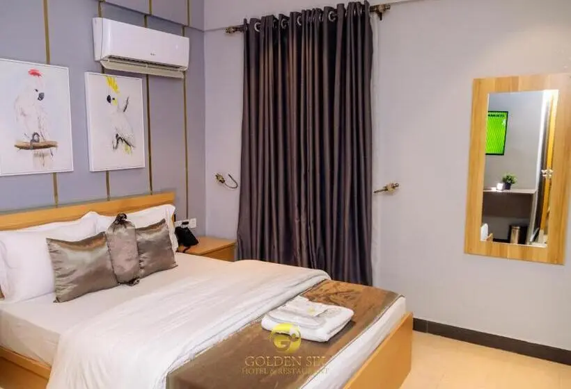 سوئیت جونیور با تراس, Golden Six Hotel And Restaurant