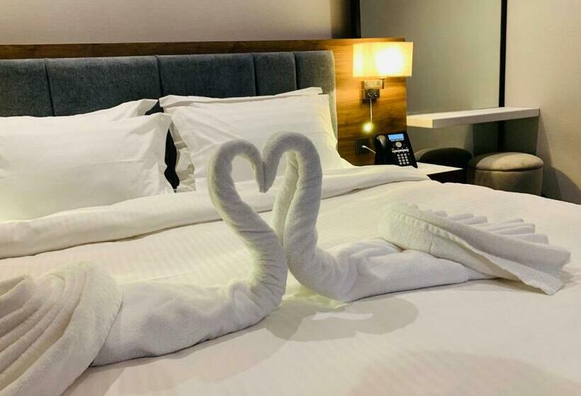 اتاق استاندارد با تخت بزرگ, Warwick Al Jubail