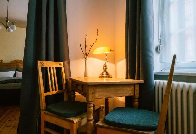 스탠다드 스튜디오 (전망), Haus Till E