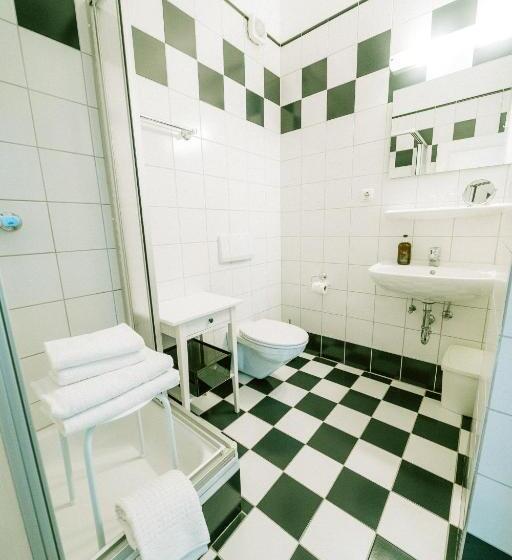 스탠다드 스튜디오 (전망), Haus Till E