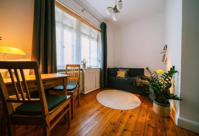 스탠다드 스튜디오 (전망), Haus Till E