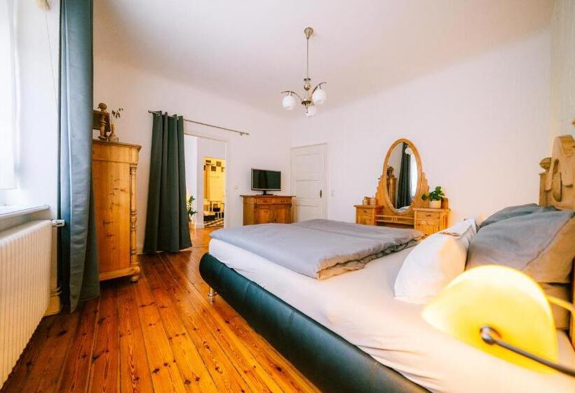 스탠다드 스튜디오 (전망), Haus Till E