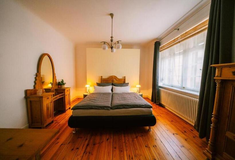 스탠다드 스튜디오 (전망), Haus Till E