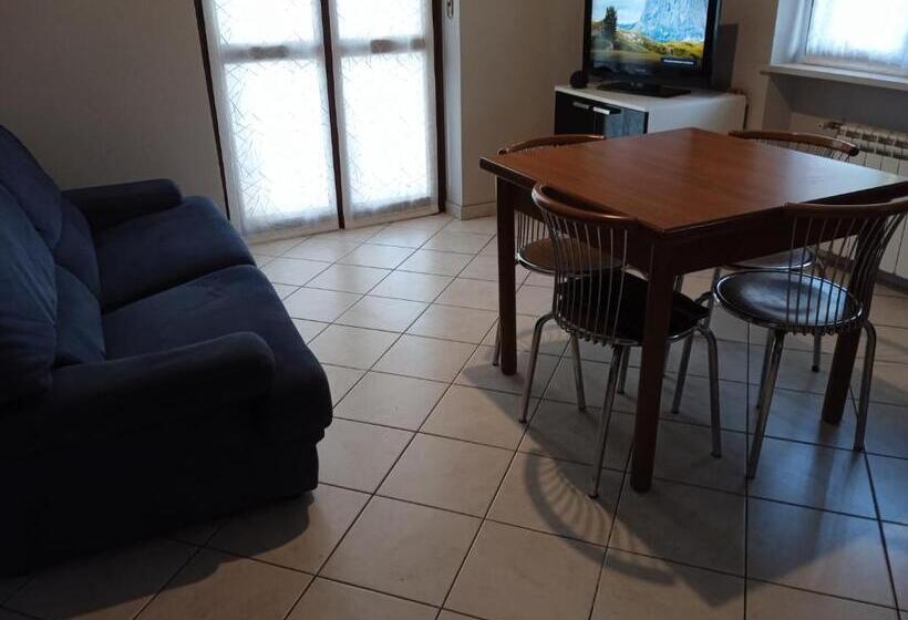 شقة غرفة واحدة, Teresa S House