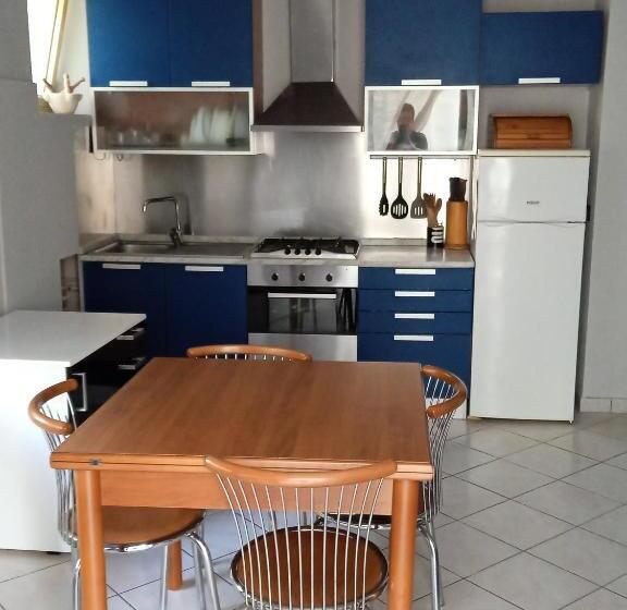 شقة غرفة واحدة, Teresa S House