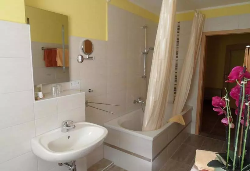 Huoneisto 1 Makuuhuone, Altstadt Hotel Peiß