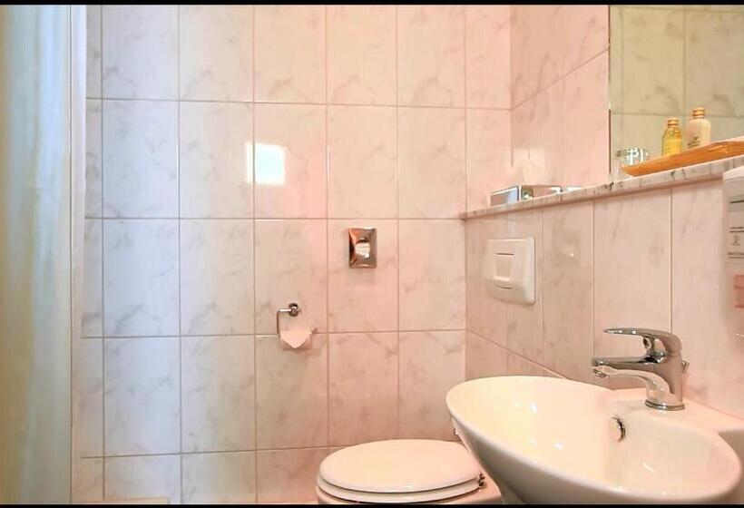 스탠다드 트리플 룸, Royal