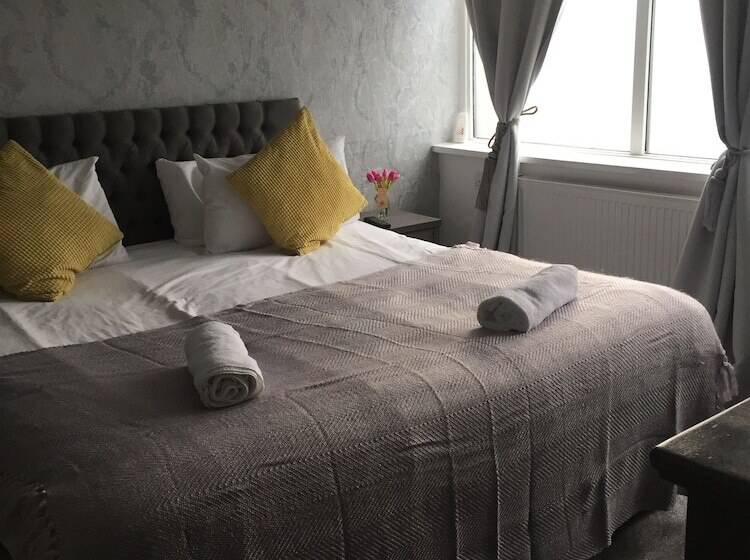 חדר משפחתי, Whitburn House