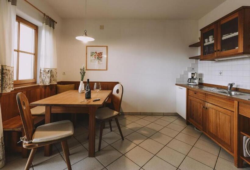 带1个卧室的带阳台的公寓, Weinberghof