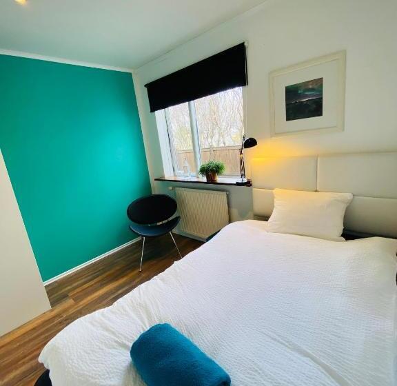 اتاق یک نفره پایه با سرویس بهداشتی مشترک, Easy Stay