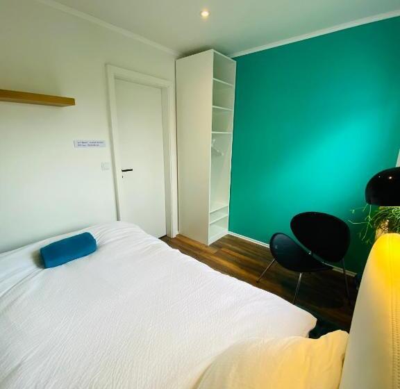 اتاق یک نفره پایه با سرویس بهداشتی مشترک, Easy Stay