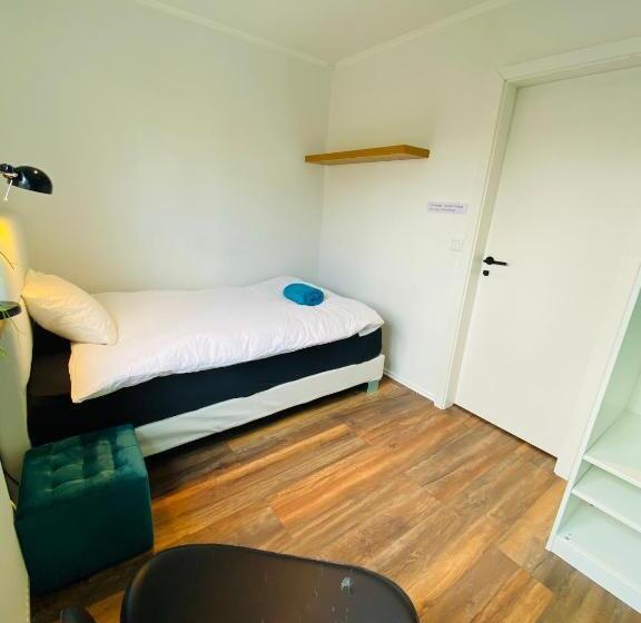 اتاق یک نفره پایه با سرویس بهداشتی مشترک, Easy Stay