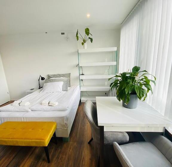 اتاق استاندارد با سرویس بهداشتی مشترک, Easy Stay