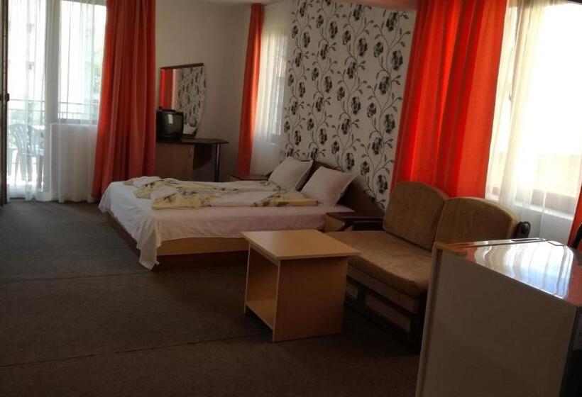 Семейный Номер Вид на Сад, Ivet Guest House