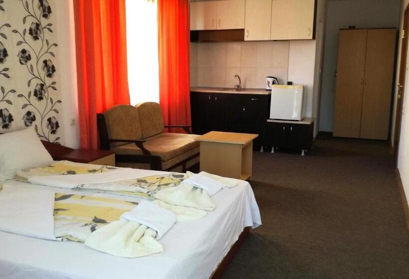 Семейный Номер Вид на Сад, Ivet Guest House