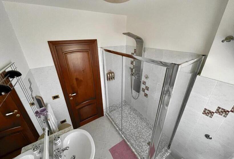 חדר סטנדרט לארבעה נוף לים, Lalu S B&b