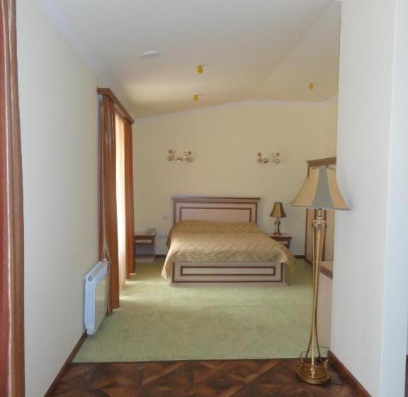 سوییت جونیور, Diana Hotel