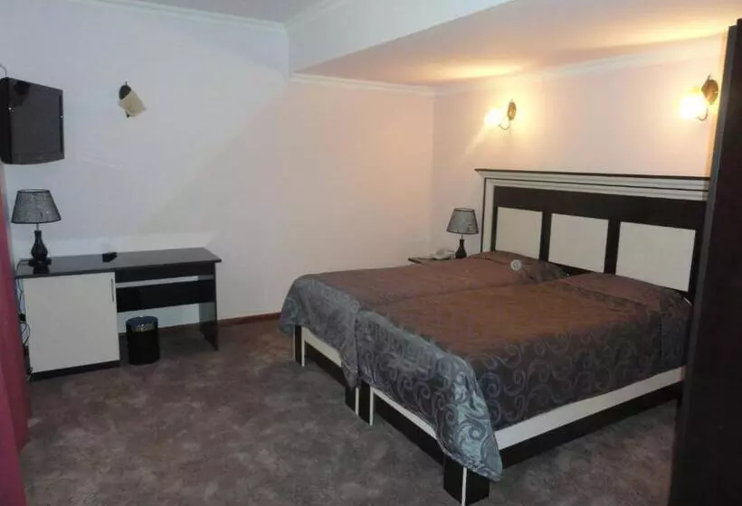 سوییت جونیور, Diana Hotel