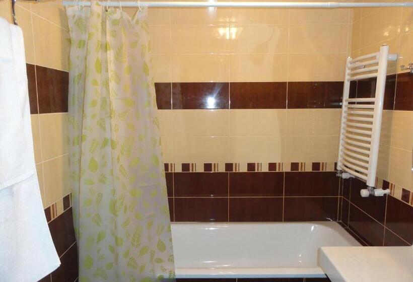 标准工作室, Diana Hotel