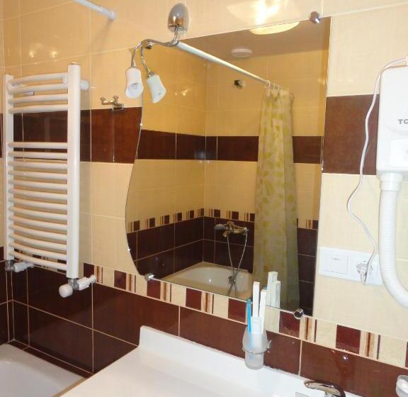 标准工作室, Diana Hotel