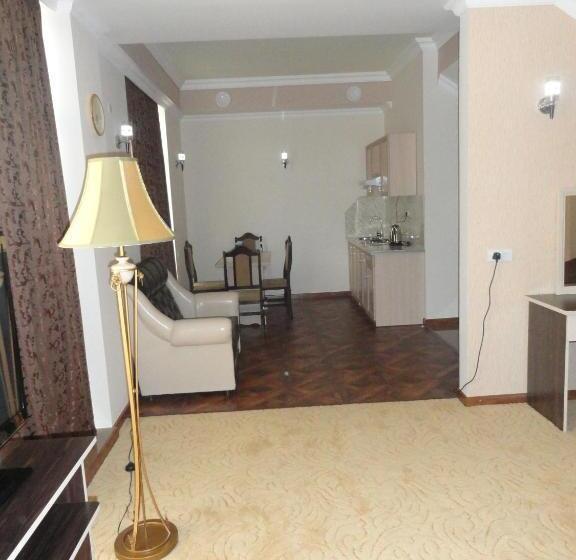 标准工作室, Diana Hotel