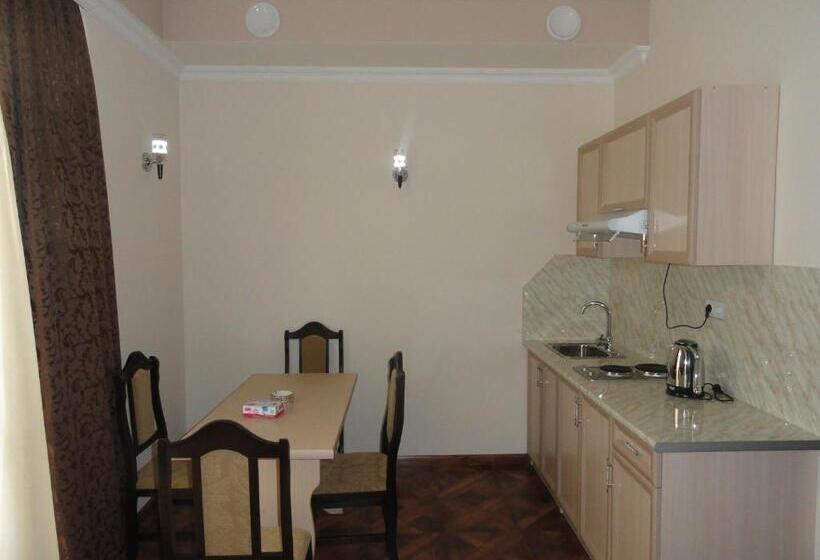 标准工作室, Diana Hotel