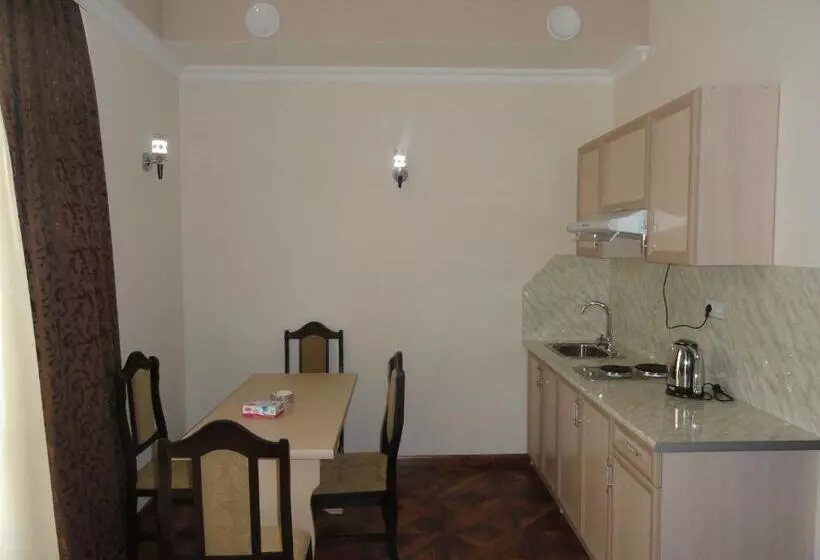 استودیوی استاندارد, Diana Hotel