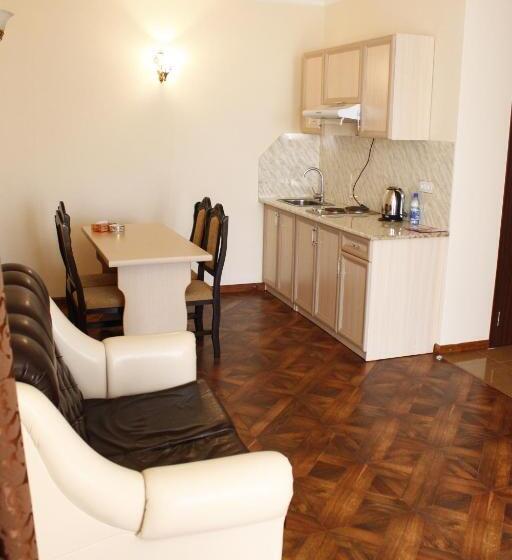 标准工作室, Diana Hotel