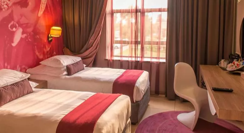 キングサイズベッドのスイートルーム, Best Western Plus Emerald Inn & Suites