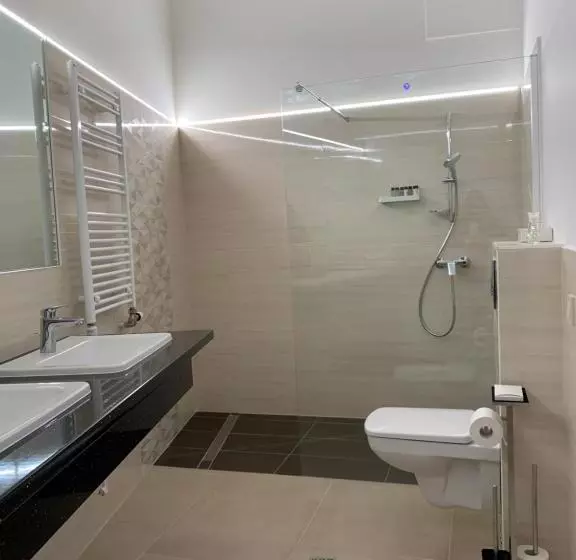 Deluxe Suite, Gizella Hotel And Restaurant