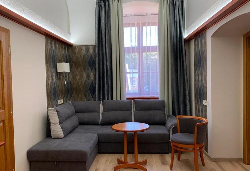 جناح ديلوكس, Gizella Hotel And Restaurant