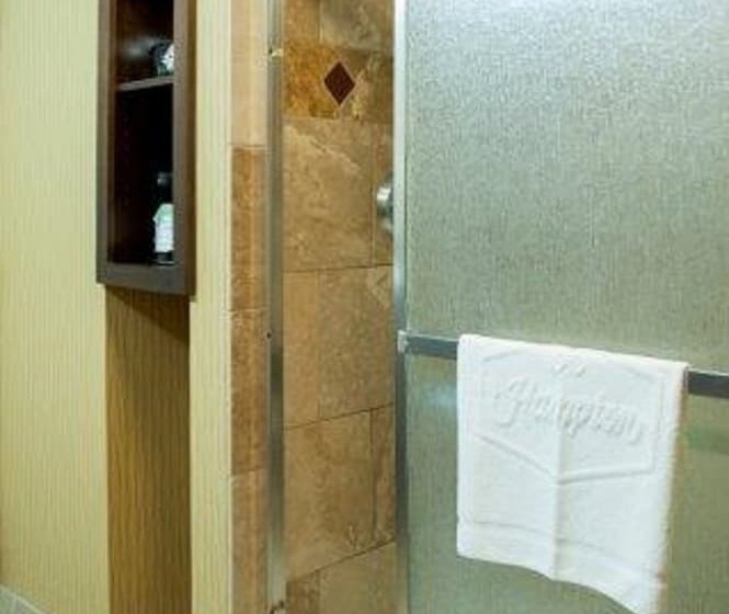 اتاق استاندارد, Hampton Inn & Suites Watertown