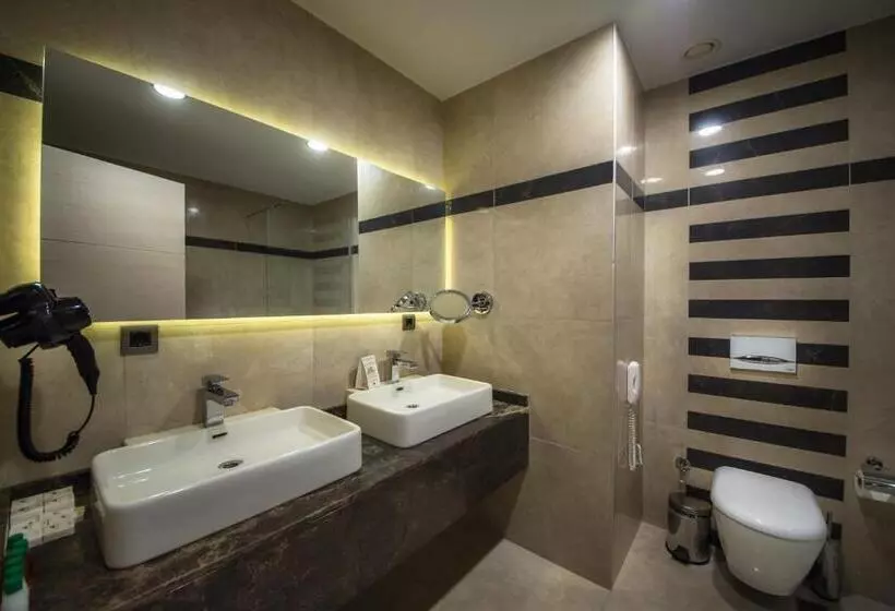 Suite, Hilly