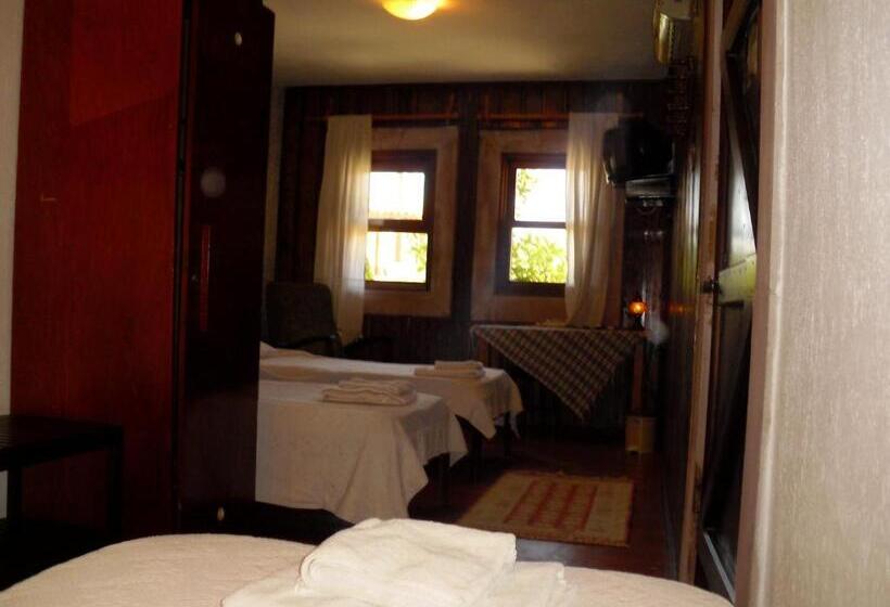 غرفة قياسية ثلاثية, Akropolis Guest House