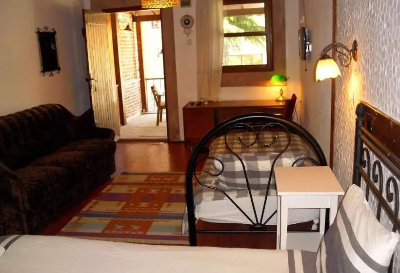 スタンダードトリプルルーム, Akropolis Guest House