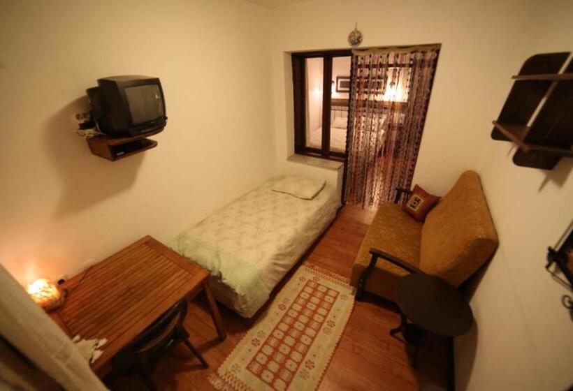 غرفة قياسية ثلاثية, Akropolis Guest House