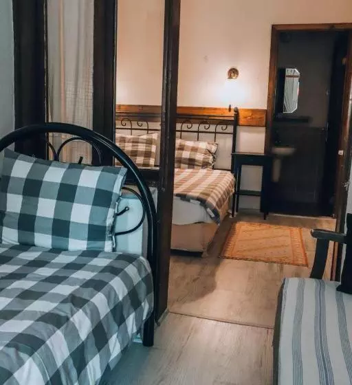 スタンダードトリプルルーム, Akropolis Guest House