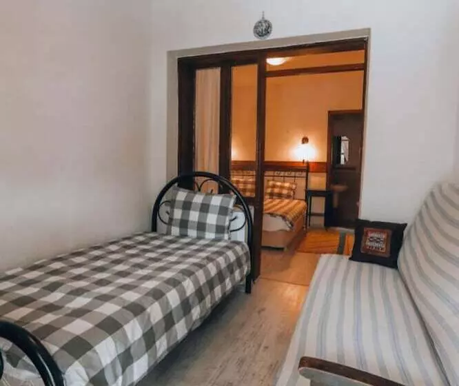 スタンダードトリプルルーム, Akropolis Guest House