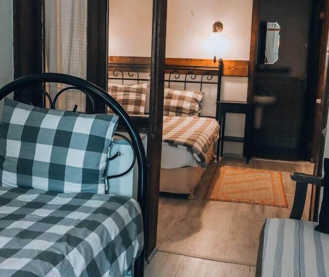 غرفة قياسية ثلاثية, Akropolis Guest House