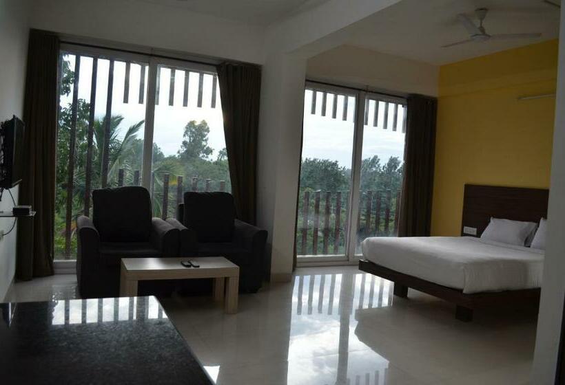 バルコニー付きデラックスルーム, Grand Suites Yelahanka